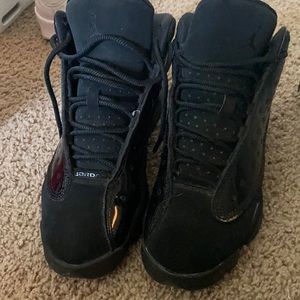 Boys Retro Jordan’s 13 cap and gown size 6Y